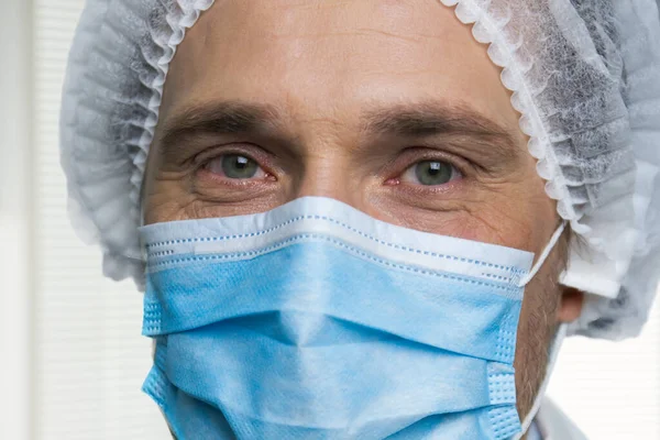 Закройте зрелого врача в медицинской маске. — стоковое фото