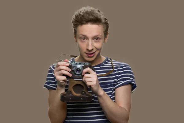 Portret van tiener jongen met vintage fotocamera. — Stockfoto