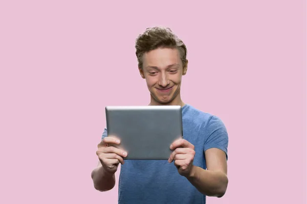Sonriente chico americano mirando la tableta. — Foto de Stock