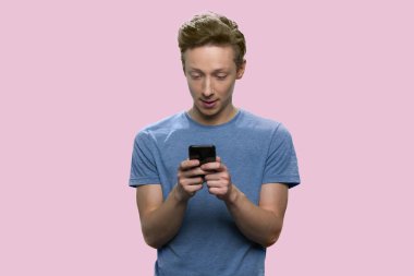 Avrupalı çocuğun elinde akıllı telefon var..