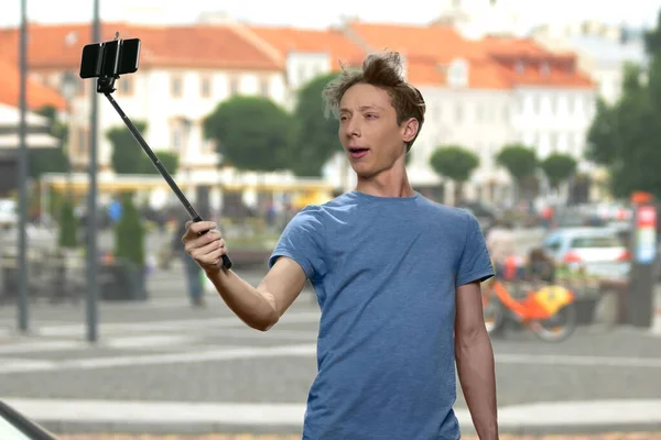 Tonårspojken poserar för Selfie. — Stockfoto