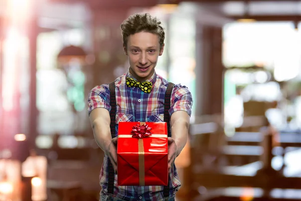 Bello giovane ragazzo ti sta dando un regalo. — Foto Stock