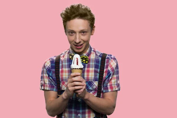 Американский подросток держит сладкий мороженое. — стоковое фото