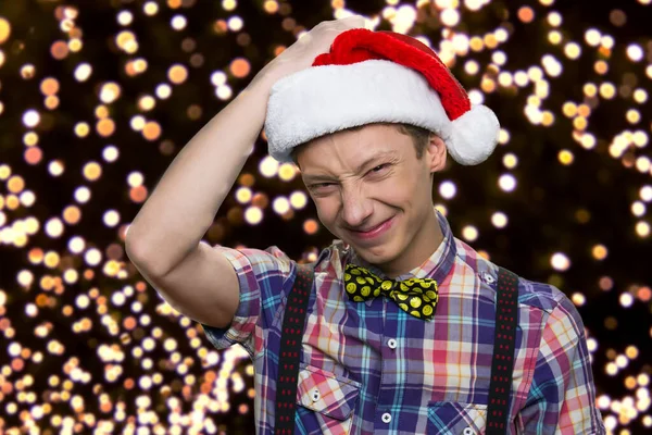 Söt kaukasiska tonåring pojke i tomte hatt. — Stockfoto