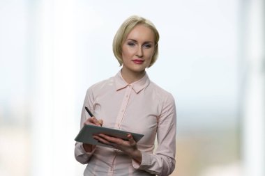 Başarılı kadın tablete bir şeyler yazıyor..