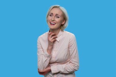 Beyaz bluz içinde gülen güzel bayan..