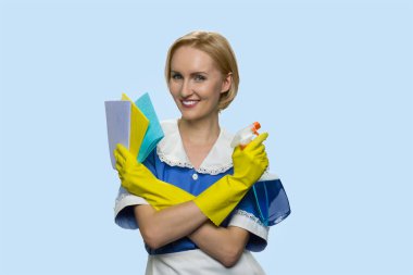 Gülümseyen hizmetçi temizlik malzemeleriyle donatılmıştır..