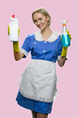 Çekici hizmetçi temizlik malzemelerini gösteriyor..