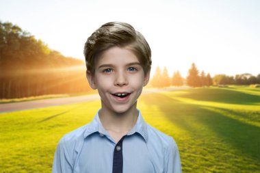 Mutlu küçük çocuğun portresi.