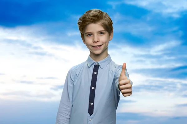 Adorable niño está mostrando el pulgar hacia arriba. —  Fotos de Stock