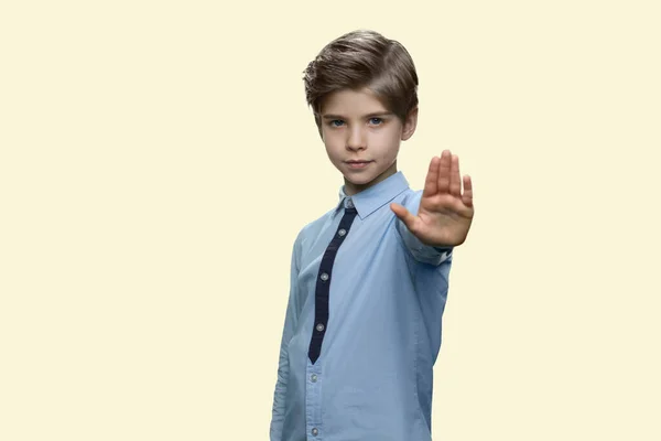 Komoly kisfiú mutatja stop gesztus. — Stock Fotó