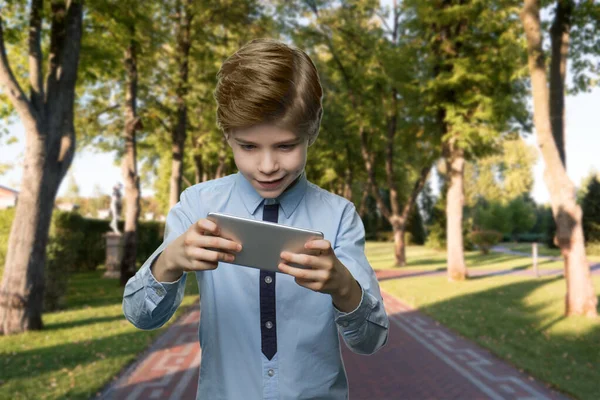 Petit garçon joue sur son smartphone. — Photo