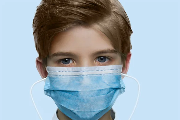 마스크를 쓴 미국 소년은 바이러스로부터 자신을 보호 한다. — 스톡 사진