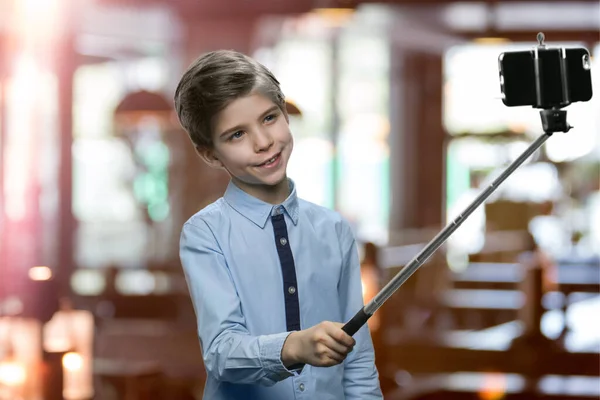 Biały mały chłopiec to pozowanie dla selfie. — Zdjęcie stockowe