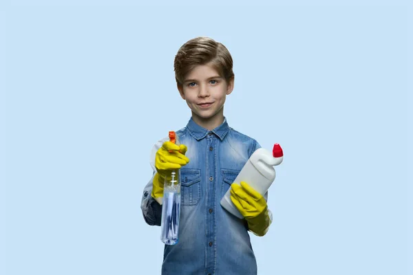 Kleine jongen houdt wasmiddelen vast om schoon te maken.. — Stockfoto