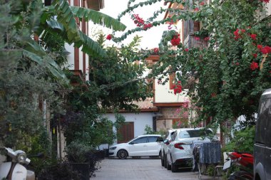 Antalya tatil köyünün avlusunda..