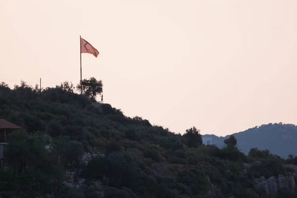 De bergtop met turkse vlag. — Stockfoto