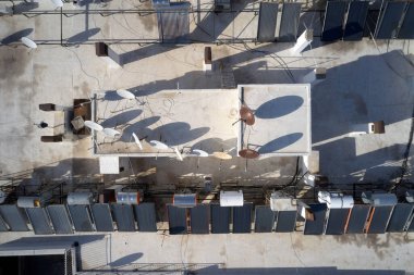 Binanın çatısında güneş paneli ve televizyon antenleri.