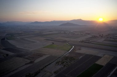 Gün batımında güzel tarım manzarası.