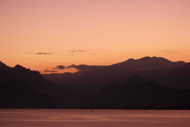 Dağların panoramik manzaralı deniz manzaralı.