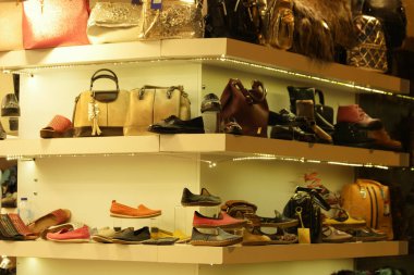 Dükkandaki raflarda kadın ayakkabıları koleksiyonu..