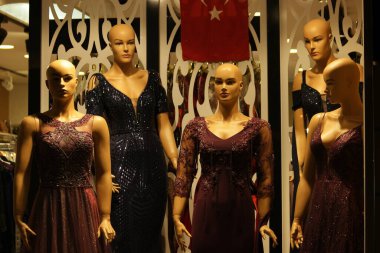 Güzel gece elbiseleri giymiş kadın mankenler..