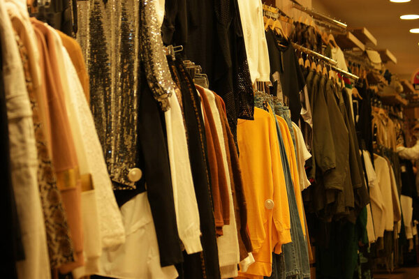 Одежда висит на вешалке вблизи..