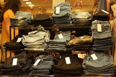Denim pantolonu alışveriş merkezinde sergileniyor..