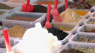 Plastik kutularda çeşitli oryantal baharatlar.