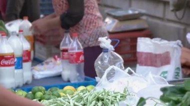 Çiftçi pazarında organik ürün gösterimi.