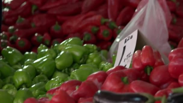 Zákazník kupující zelené papriky na trhu zeleniny. — Stock video