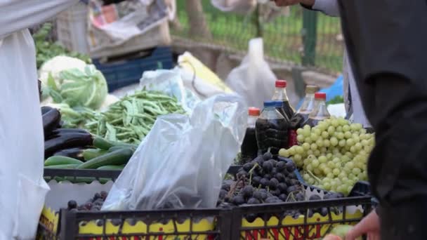 Market stall with fresh fruits and vegetables. — Stock Video