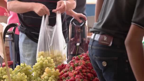 Hombre comprando uva en el mostrador de frutas. — Vídeos de Stock