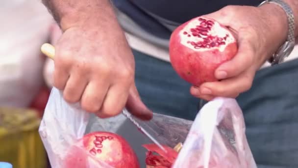 Detailní záběr mužské ruky loupající granátové jablko. — Stock video