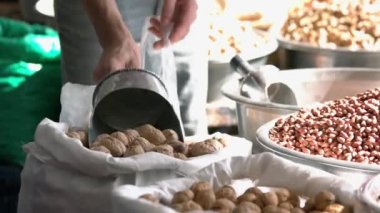 Pazarda ceviz satıyorum..