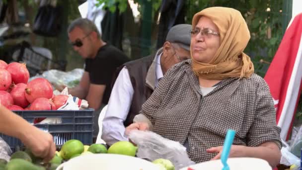 Ο πωλητής φρούτων στην τουρκική αγορά. — Αρχείο Βίντεο