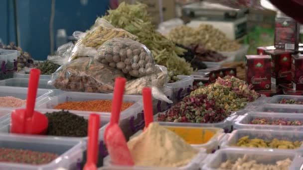 Especias, hierbas y frutos secos en el bazar turco tradicional. — Vídeo de stock