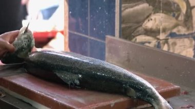 Erkek eller balık kafası keser..