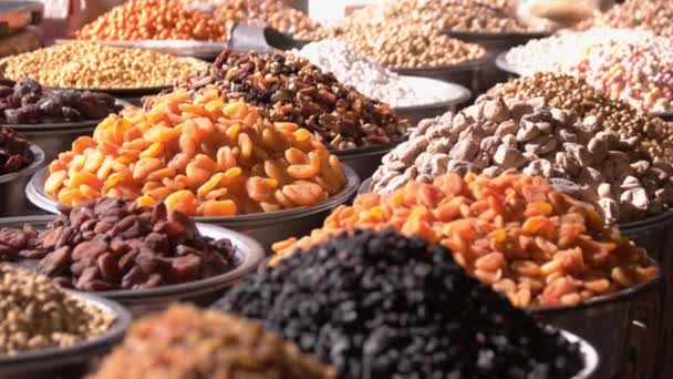 Tržní pult se sušeným ovocem a ořechy. — Stock video