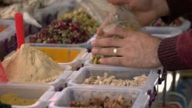 Markette baharatlar ve kurutulmuş meyveler.