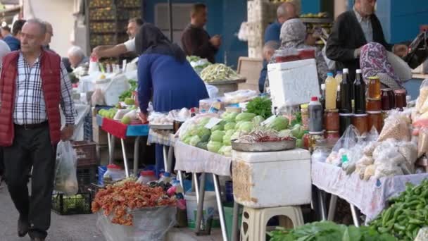 Lidé chodící na trhu pouličních farmářů. — Stock video