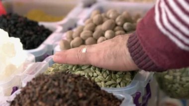 Yeşil kakule tohumları ve satıcılar pazarda el ele..