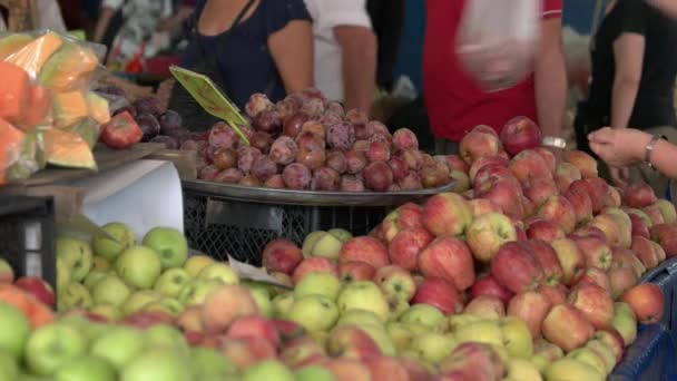 Mercato armatori contatore con frutta fresca biologica. — Video Stock