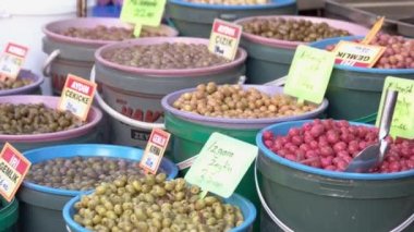 Pazar gösteriminde farklı türde zeytin.