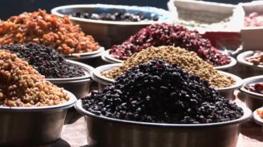 Çiftçi pazarında çeşitli kurutulmuş meyve türleri.