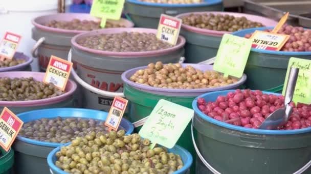 Diversi tipi di olive in esposizione sul mercato. — Video Stock