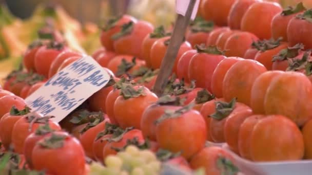 Frutas de caqui para la venta en el mercado de frutas. — Vídeos de Stock