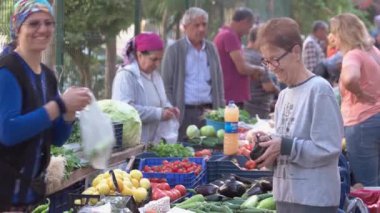 Çiftçi pazarında organik ürün gösterimi.