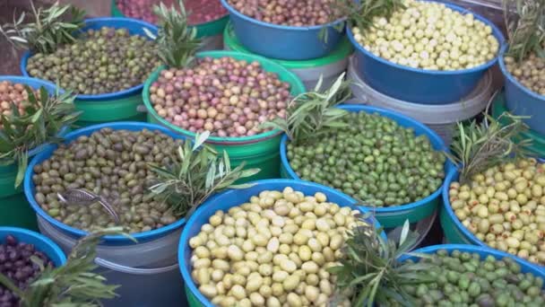 Olives assortment at outdoor market. — Stock Video