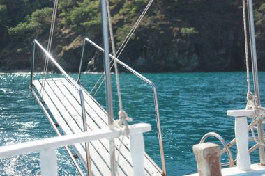 Deniz ve dağ manzaralı güzel bir tekne..